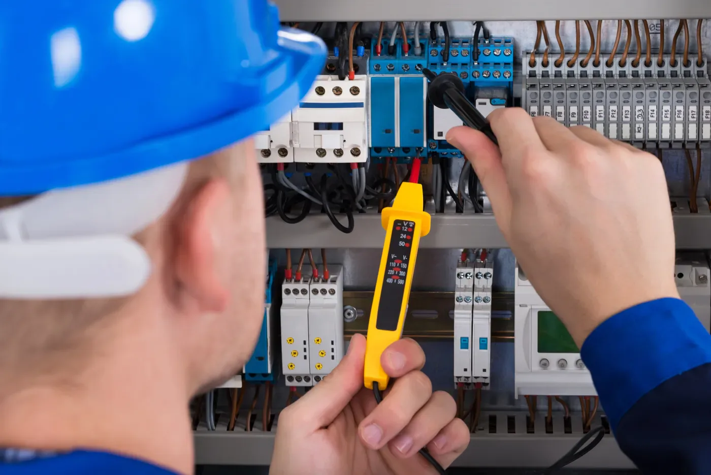 Électricien indépendant en recherche de panne sur un tableau aux Pavillons-sous-Bois (93320)