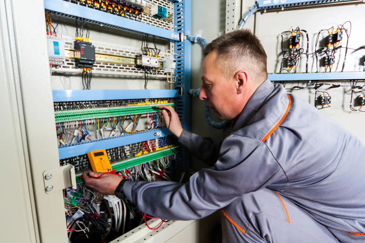 Électricien intervenant sur une armoire électrique aux Pavillons-sous-Bois